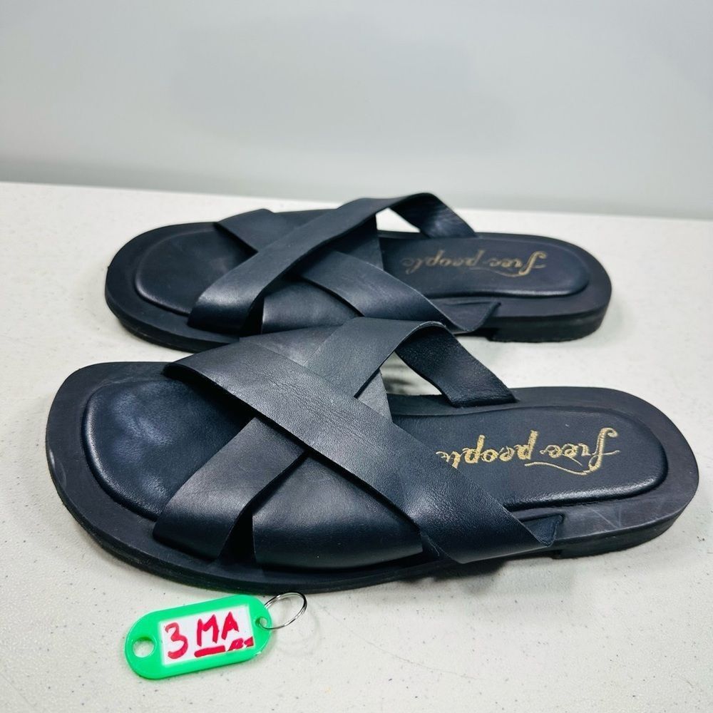 Free People Del Mar Slide Sandal in black. Size 38-7